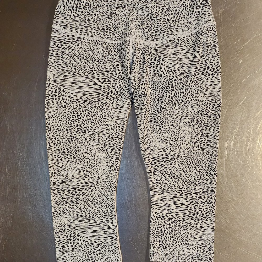 Reebok High-Waist White & Black Leopard Print Capris | Women | Large - Picture 3 of 11